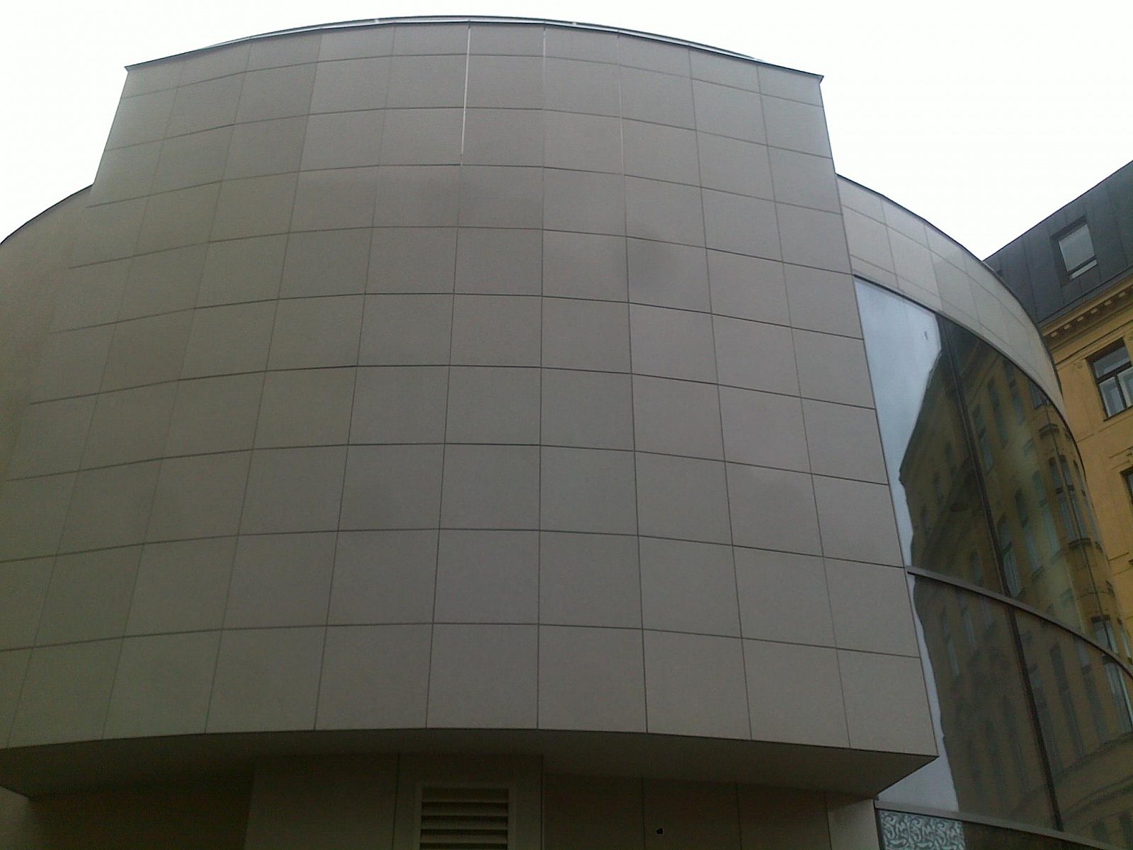 Realizace závěsné keramické fasády Brno Josefská 2012